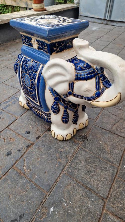 Je vends une décoration éléphant en céramique..., Antiek en Kunst, Antiek | Vazen, Ophalen