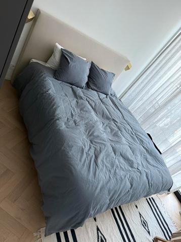 2 persoonsbed beige met matras beschikbaar voor biedingen