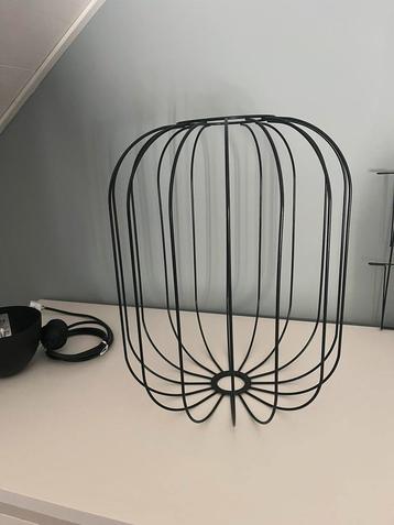 Zwarte draadlamp beschikbaar voor biedingen