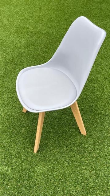 Stoelen 4 stuks grijs pvc op beuken poten, Huis en Inrichting, Stoelen, Ophalen, Kunststof, Gebruikt, Vier
