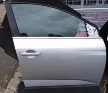 Megane 4 voorklep aan passagierszijde beschikbaar voor biedingen