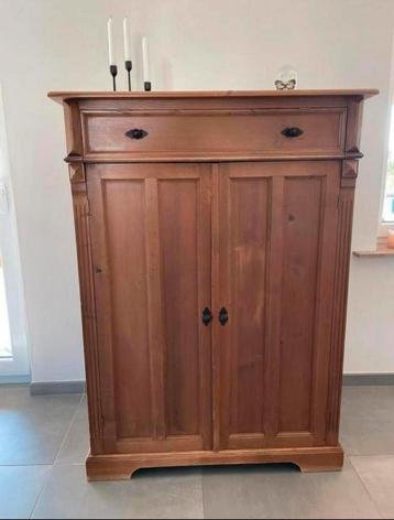 Armoire en pin disponible aux enchères