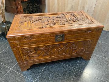 Chinese carved camphor wood chest, Ophalen