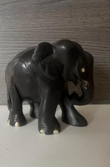 Afrikaanse olifantenfiguur  beschikbaar voor biedingen