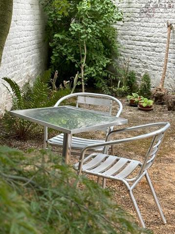 Tuintafel en stoelen beschikbaar voor biedingen