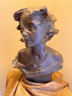 Bronzen beeld (getekend) in museum, Antiek en Kunst, Curiosa en Brocante, Ophalen