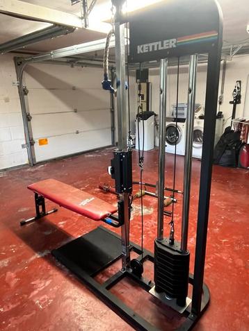 Fitness toestel met bench beschikbaar voor biedingen