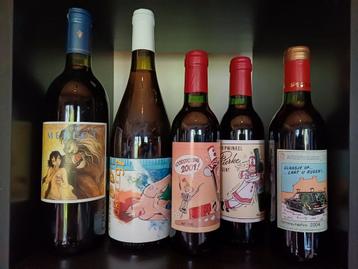 5 flessen wijn met diverse stripfiguren