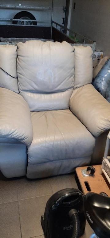 Grijze luxe zetel (relax motortje defect) beschikbaar voor biedingen