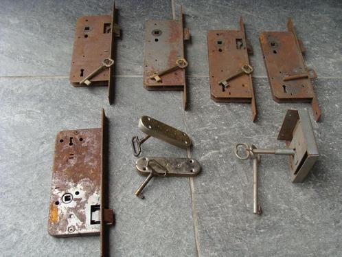 8 anciennes serrures de porte avec clés de divers modèles, Bricolage & Construction, Quincaillerie & Fixations, Autres types, Enlèvement ou Envoi