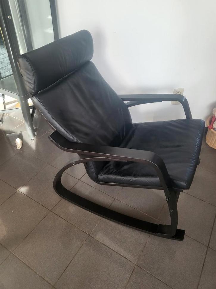 Koopje Ikea Poang schommelstoel leder met voetenbank, Huis en Inrichting, Stoelen, Gebruikt, Eén, Hout, Zwart, Ophalen