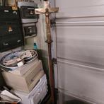 Koperen kruis op stok, Ophalen