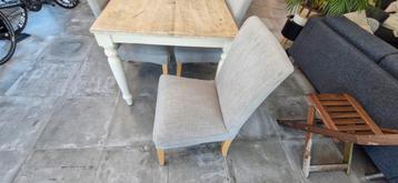 6 stoelen + 4 nieuwe witte huizen 
 beschikbaar voor biedingen