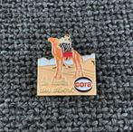 PIN - CORA - LES ÈCOLES DU DÈSERT - CHAMEAU - KAMEEL, Verzamelen, Verzenden, Gebruikt, Overige onderwerpen, Speldje of Pin