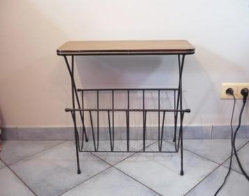 Vintage krantenhouder beschikbaar voor biedingen