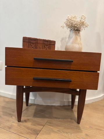 Mid century nachtkastjes beschikbaar voor biedingen