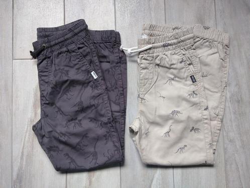 ★ M134 - Zomerbroek dino, Kinderen en Baby's, Kinderkleding | Maat 134, Gebruikt, Jongen, Broek, Ophalen of Verzenden