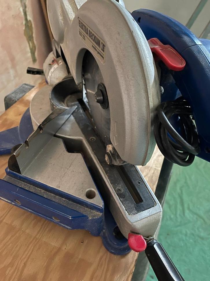 scie a onglet + table de support, Bricolage & Construction, Outillage | Scies mécaniques, Utilisé, Scie à onglet, 1200 watts ou plus