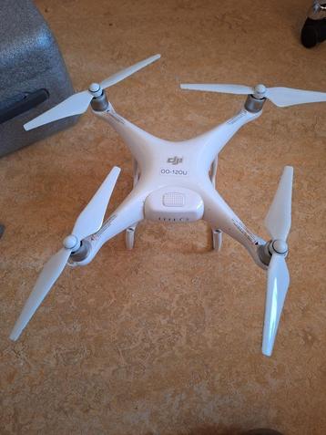 DJI Phantom 4 met 5 batterijen en extra set propellors beschikbaar voor biedingen