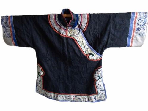 Veste de dame en soie chinoise. Époque Qing., Antiquités & Art, Antiquités | Vêtements et Textile, Enlèvement ou Envoi