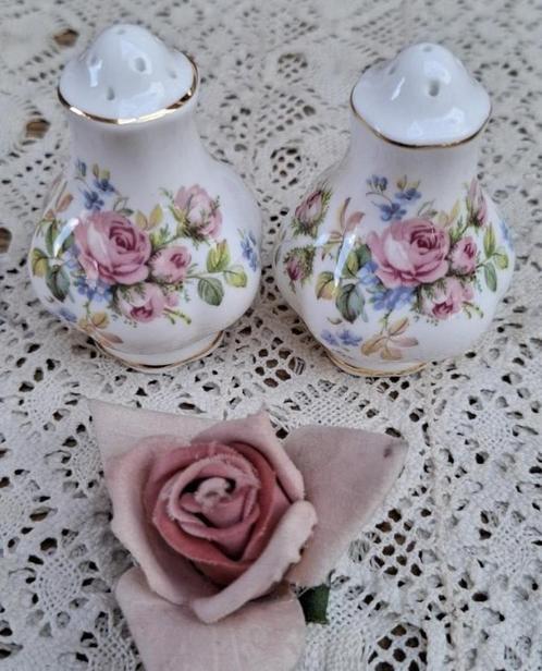 Royal Albert, Moss Rose, peper en zoutstel, roze roosjes, Huis en Inrichting, Keuken | Servies, Zo goed als nieuw, Overige typen