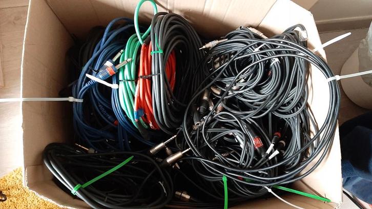 Doos audio kabels 3,5 euro per stuk, Audio, Tv en Foto, Audiokabels en Televisiekabels, Zo goed als nieuw, Ophalen