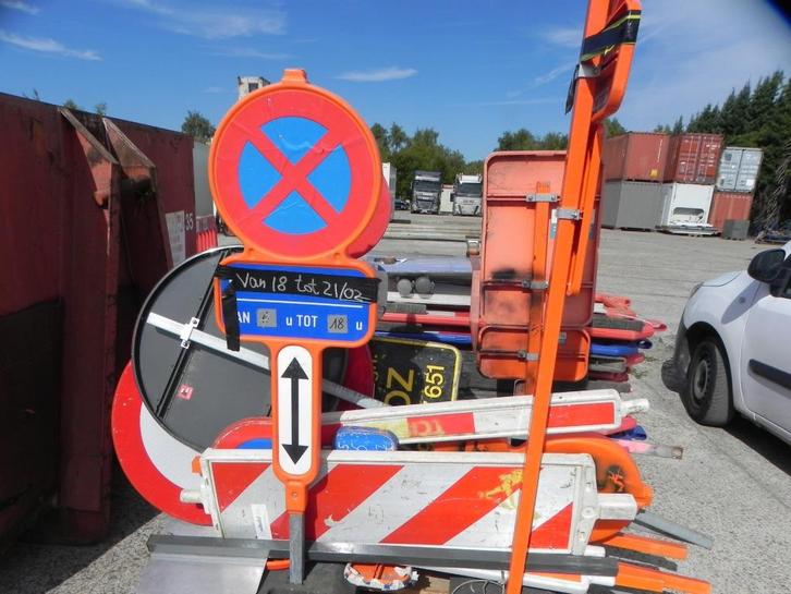 Diverse verkeersborden met voet v.o.a Evenementen ,e.d, Zakelijke goederen, Overige Zakelijke goederen, Ophalen