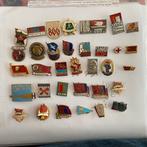 34 geëmailleerde spelden communisme, oostelijke landen, Ophalen of Verzenden, Zo goed als nieuw, Speldje of Pin