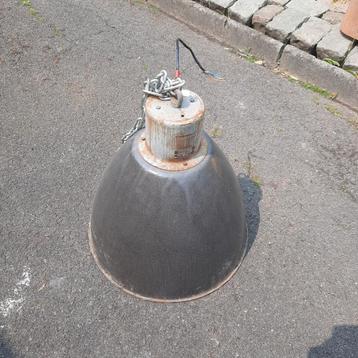 Emaille fabriekslamp uit Tsjechië . 52 diam. , 55 cm hoog  beschikbaar voor biedingen