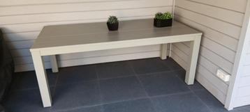 Tuintafel beschikbaar voor biedingen