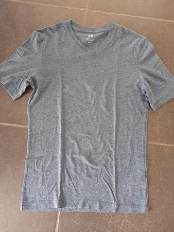 blauwe T-shirt met V-hals beschikbaar voor biedingen