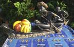 Midcentury gipsen beeld Afrikaanse man in kano met fruit, Antiek en Kunst, Kunst | Overige Kunst, Ophalen of Verzenden, Midcentury gipsen beeld