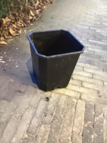 Grote vierkante bloempotten 25,5 x 27 cm stevige plastiek  beschikbaar voor biedingen