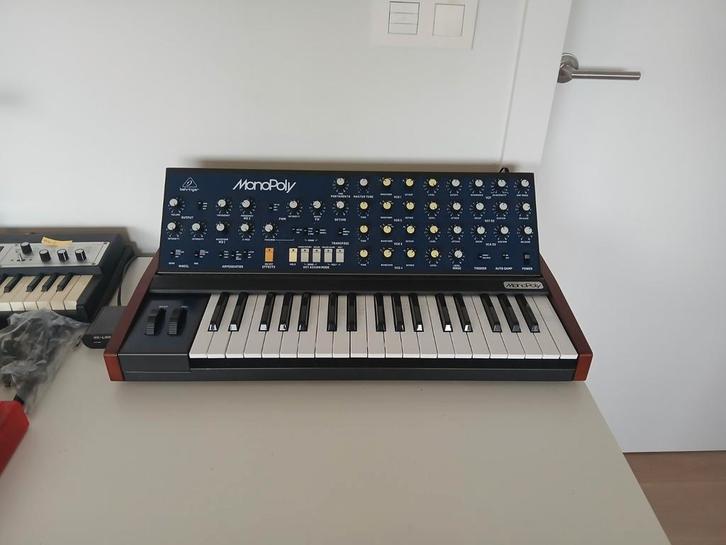 Behringer MonoPoly, Muziek en Instrumenten, Synthesizers, Zo goed als nieuw, Overige merken, Met midi-aansluiting, Ophalen of Verzenden
