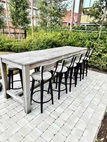 Teak hoge tuintafel met 10 hoge barkrukken beschikbaar voor biedingen