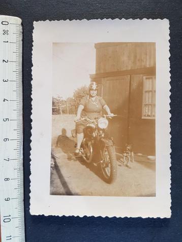 Foto Vrouw op Brommer Motor Moto Motorrad ( 7 x 10cm) beschikbaar voor biedingen