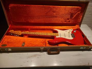Fender Stratocaster CS 2009 relic 57 Rouge en très bon état