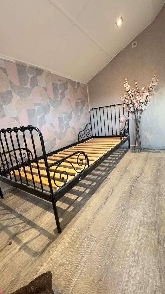 Lit en métal noir IKEA +lattes – style élégant intemporel, Maison & Meubles, Chambre à coucher | Lits, Comme neuf, Bois, Noir
