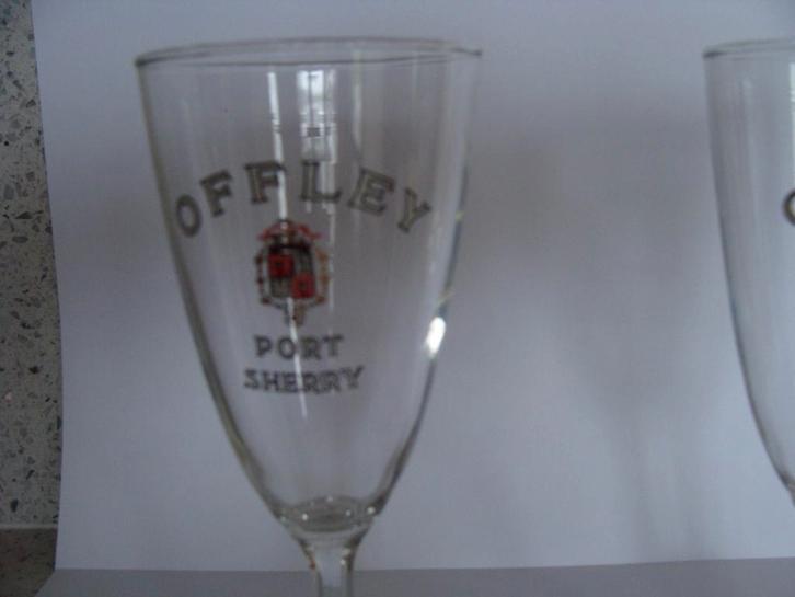 ancien verre porto, Offley Port Sherry sur pied, neuf, Collections, Verres & Petits Verres, Neuf, Autres types, Enlèvement ou Envoi