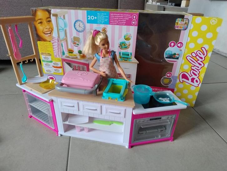 Keuken van Barbie met oven en kookvuur, Kinderen en Baby's, Speelgoed | Poppen, Gebruikt, Barbie, Ophalen of Verzenden