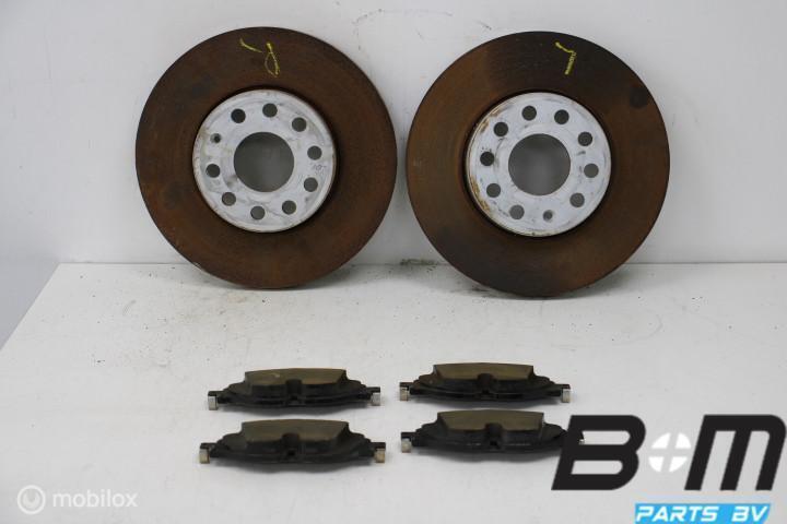Set schijven + blokken voorzijde VW Golf 7 5Q0615301H, Auto-onderdelen, Remmen en Aandrijving, Gebruikt