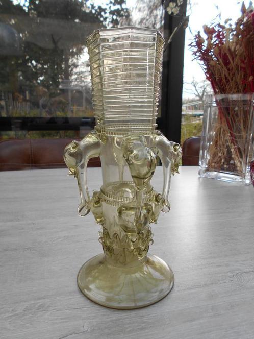 Oude vaas met dierenhoofden 'Potash glass', Antiek en Kunst, Antiek | Glaswerk en Kristal, Ophalen of Verzenden