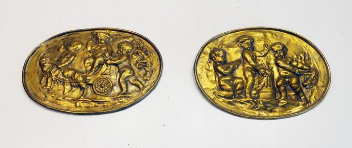 Twee kleine koperen bakjes met reliëf in antieke stijl, Antiek en Kunst, Kunst | Overige Kunst, Ophalen of Verzenden