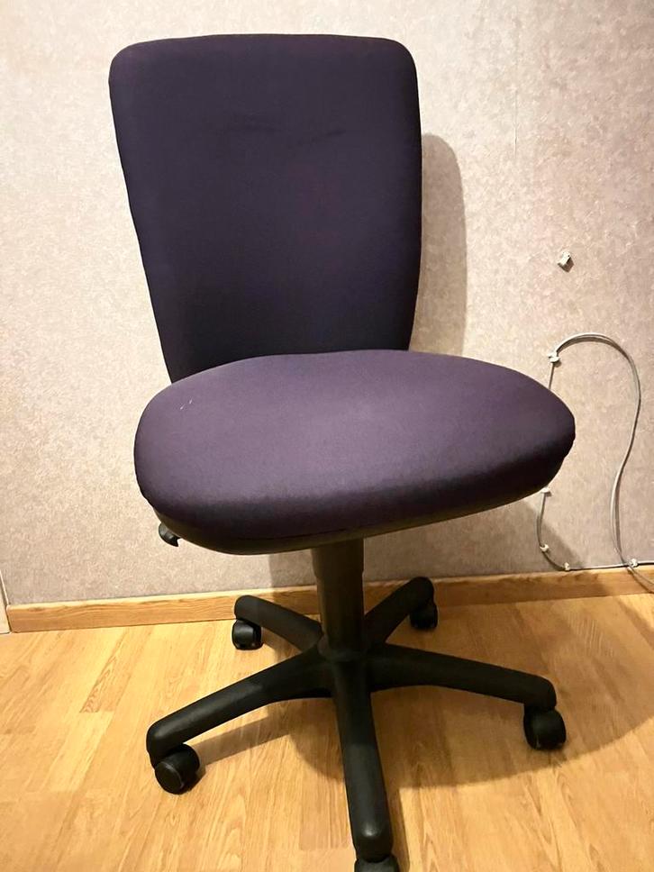 Grote bureau en paarse bureaustoel, Huis en Inrichting, Bureaus, Zo goed als nieuw, Bureau, Ophalen
