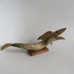 Vintage beeld vis hoorn op houten voet, Antiek en Kunst, Ophalen of Verzenden