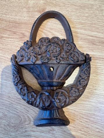 Gietijzeren deurklopper of ring beschikbaar voor biedingen
