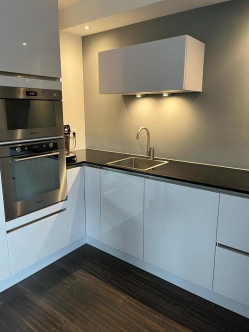 Stijlvolle Hoogglans Witte Hoekkeuken GEDEMONTEERD, Huis en Inrichting, Keuken | Complete keukens, Zo goed als nieuw, Hoekkeuken