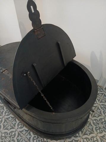Kist, ruim, antiek en uniek. Als tafel of decoratie.  beschikbaar voor biedingen