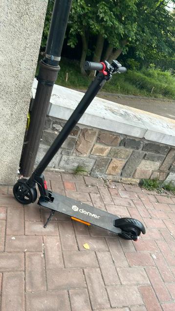 Een zwarte denver step gaat ongeveer 20 km per uur  beschikbaar voor biedingen