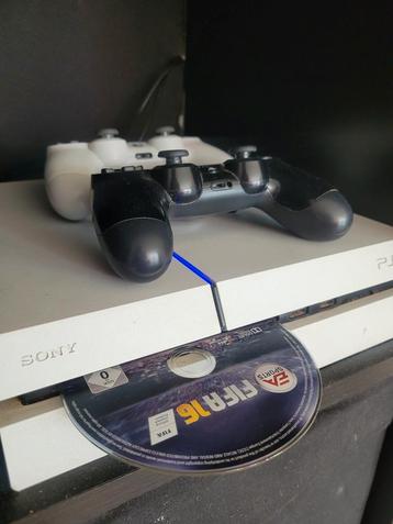 Playstation 4 + 3 controllers beschikbaar voor biedingen